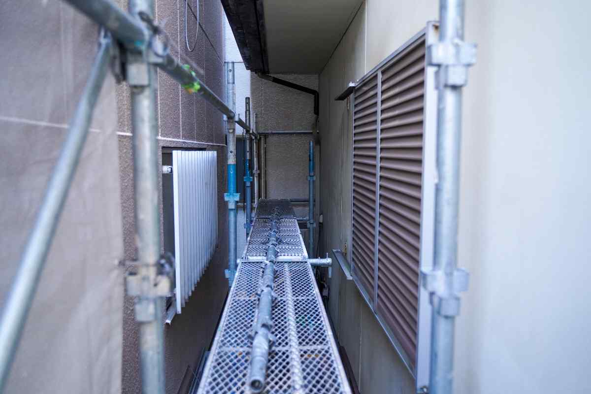 雨樋の不具合が建物全体に与える深刻な影響とは何かを詳しく解説